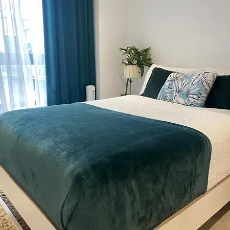 Stylish In Great Location, Parking Possible - West One Apartment